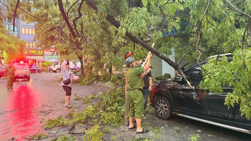 BAN CHỈ ĐẠO 197 PHƯỜNG KIM LIÊN: CHỦ ĐỘNG, QUYẾT LIỆT KHẮC PHỤC HẬU QUẢ GIÔNG BÃO, ĐẢM BẢO AN TOÀN CHO NHÂN DÂN