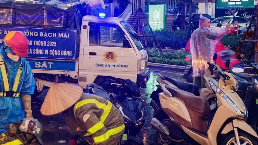 Phường Bạch Mai huy động các lực lượng chức năng kịp thời xử lý sự cố trên địa bàn sau trận giông lốc dữ dội chiều ngày 19/7/2025 và tiếp tục khắc phục hậu quả trên địa bàn trong ngày 20/7/2025