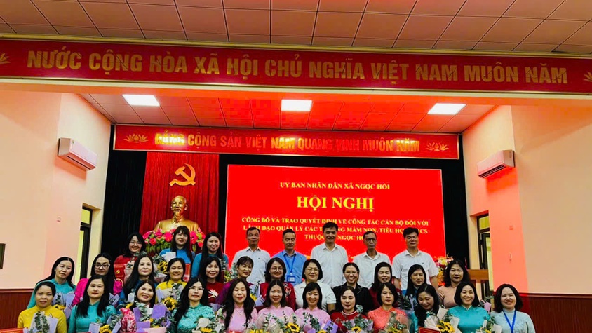 UBND XÃ NGỌC HỒI TRAO QUYẾT ĐỊNH CÔNG TÁC CÁN BỘ NGÀNH GIÁO DỤC ĐÀO TẠO
