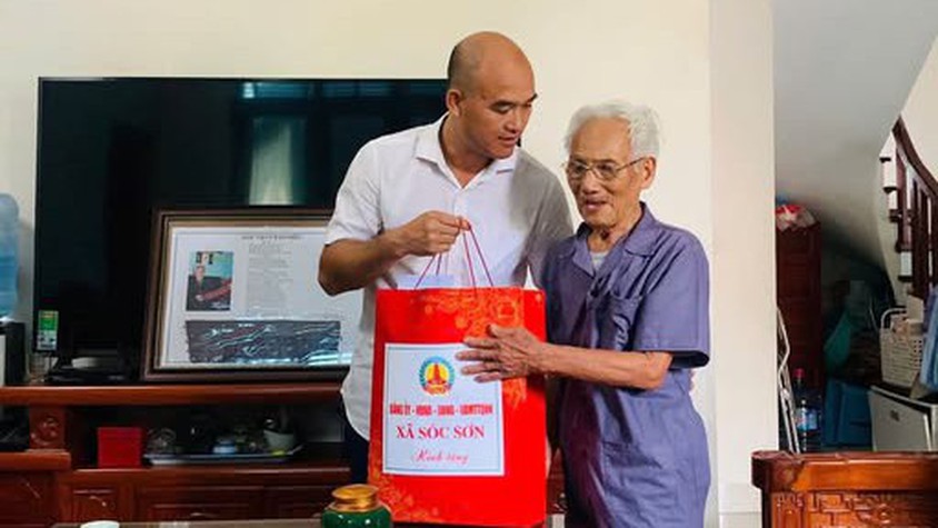 TRƯỞNG CÔNG AN XÃ SÓC SƠN NGUYỄN NGỌC TUẤN THĂM, TẶNG QUÀ GIA ĐÌNH CHÍNH SÁCH