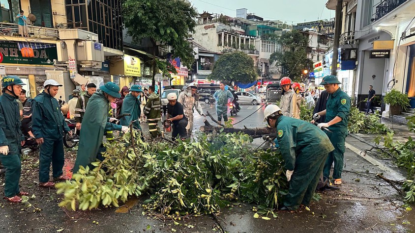 Phường Hoàn Kiếm: nhanh chóng, khẩn trương, chủ động khắc phục cơn giông lốc chiều ngày 19/7/2025