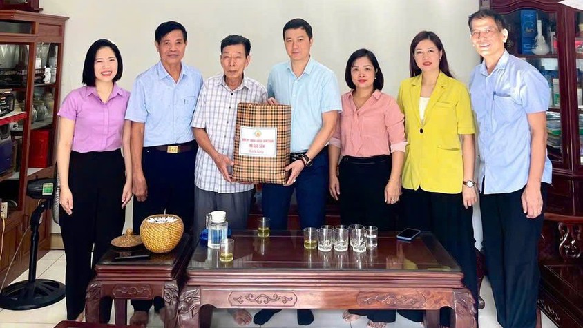 PHÓ CHỦ TỊCH HĐND XÃ SÓC SƠN  NGUYỄN BÁ TRUNG THĂM, TẶNG QUÀ CÁC GIA ĐÌNH CHÍNH SÁCH