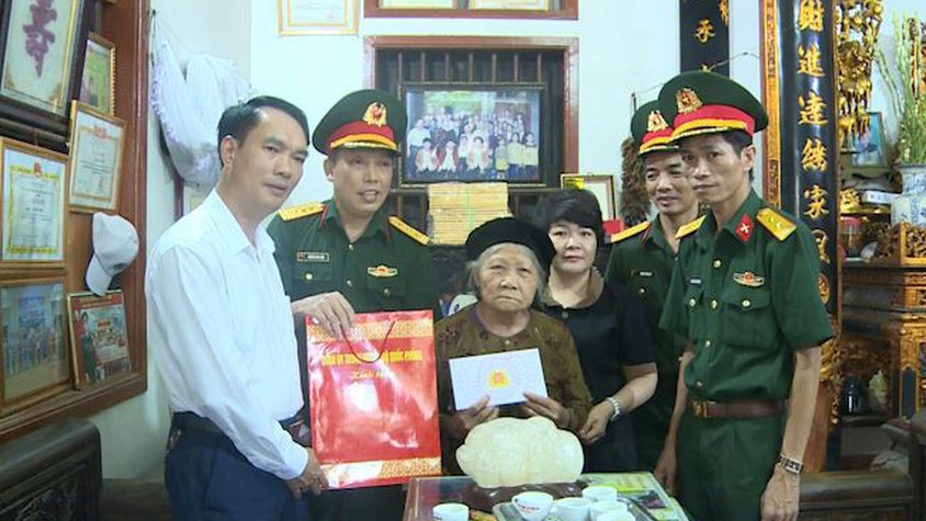 Ban chỉ huy Phòng thủ khu vực 2 Phúc Thọ - Bộ Tư lệnh Thủ đô Hà Nội thăm, tặng quà Mẹ Việt Nam anh hùng Doãn Thị Bé ở thôn Bãi Cháy xã Phúc Lộc