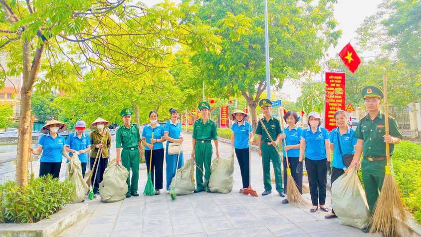 Phường Phú Diễn ra quân tổng vệ sinh môi trường, làm sạch không gian sống