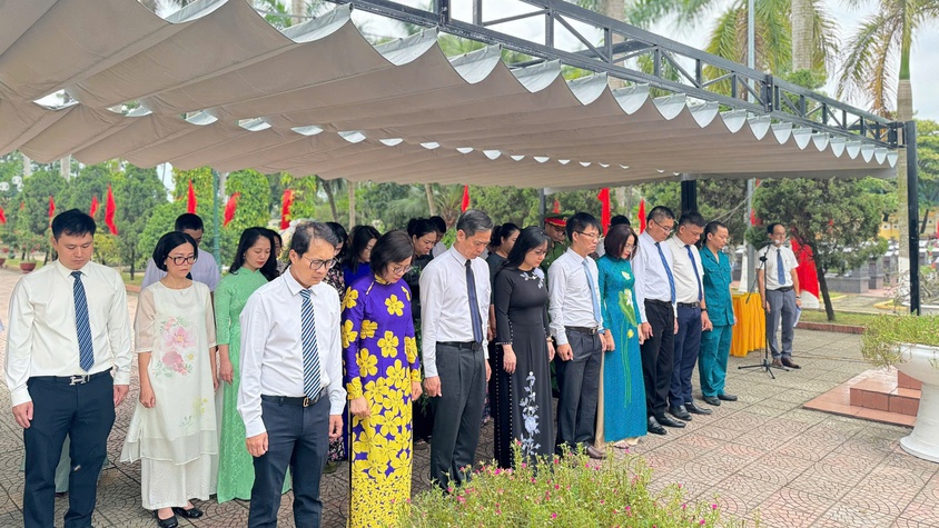ĐẢNG ỦY - HĐND - UBND - UB MTTQ VIỆT NAM PHƯỜNG KIM LIÊN DÂNG HƯƠNG TƯỞNG NIỆM 
CÁC ANH HÙNG LIỆT SĨ TẠI NGHĨA TRANG THÀNH PHỐ HÀ NỘI