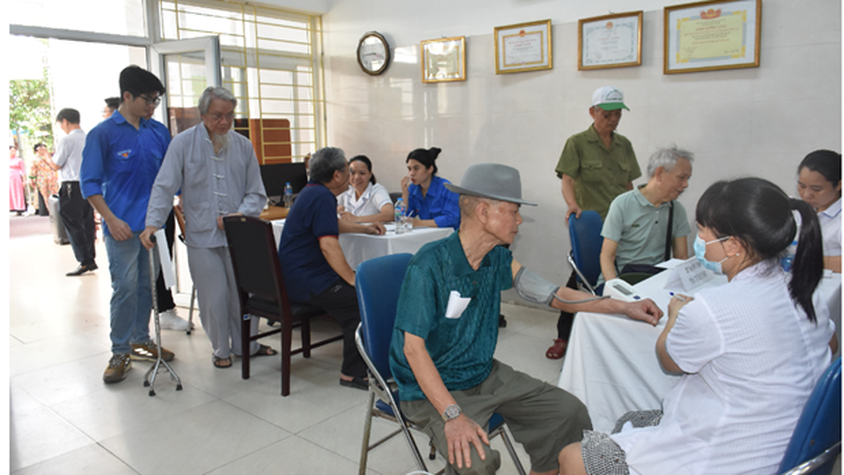 Phường Hoàng Mai tổ chức khám, tư vấn chăm sóc sức khỏe, cấp thuốc, tặng quà cho đối tượng chính sách nhân kỷ niệm 78 nặm Ngày Thương binh - Liệt sĩ (27/7/1947 - 27/7/2025)