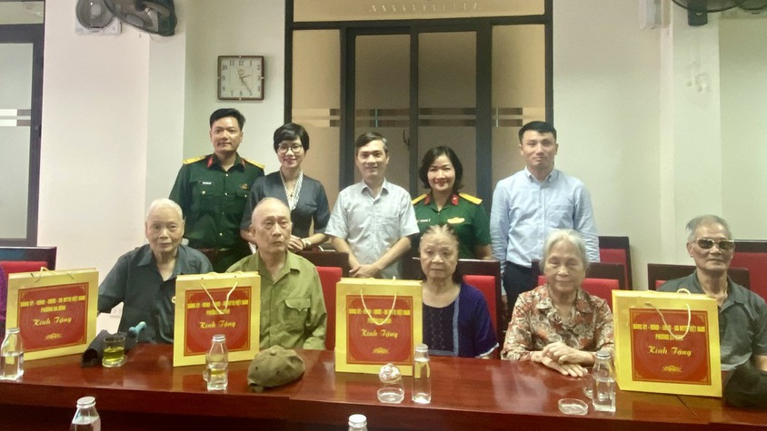 Phường Ba Đình: Tặng quà gia đình chính sách nhân kỷ niệm 78 năm ngày Thương binh- Liệt sĩ