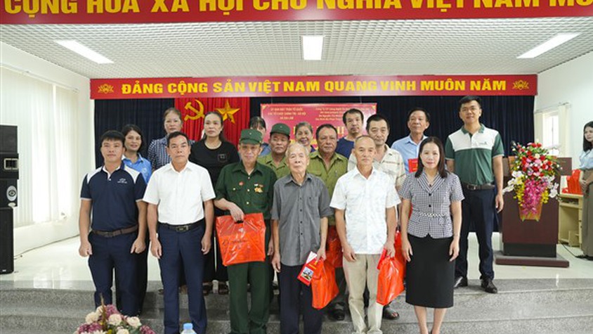 Xã Gia Lâm trao quà cho các đối tượng chính sách nhân kỷ niệm 78 năm Ngày Thương binh - Liệt sĩ (27/7/1947 - 27/7/2025)