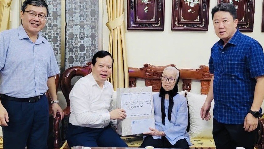LÃNH ĐẠO PHƯỜNG VĂN MIẾU- QUỐC TỬ GIÁM THĂM HỎI, TẶNG QUÀ CÁC GIA ĐÌNH CHÍNH SÁCH
