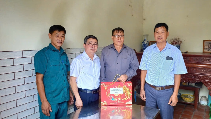 Các đồng chí lãnh đạo xã Tiến Thắng thăm, tặng quà nhân kỷ niệm 78 năm Ngày Thương binh - Liệt sĩ