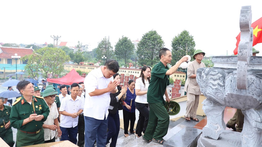 Lãnh đạo xã Hồng Vân viếng nghĩa trang liệt sĩ nhân kỷ niệm 78 năm ngày Thương binh - Liệt sĩ