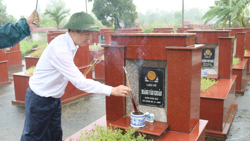 Lãnh đạo xã Phú Cát và Tiểu đoàn 2 – Cục Kỹ thuật Quân binh chủng tổ chức viếng nghĩa trang liệt sĩ nhân kỷ niệm 78 năm Ngày Thương binh - Liệt sĩ (27/7/1947 – 27/7/2025)