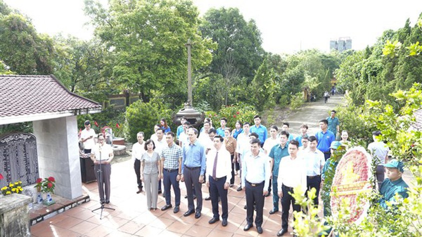 Lãnh đạo xã Gia Lâm dâng hương tưởng niệm các Anh hùng liệt sỹ nhân kỷ niệm Ngày Thương binh - Liệt sỹ 27/7