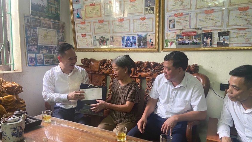Đồng chí Hoàng Nguyên Ưng – Phó bí thư Đảng ủy – Chủ tịch UBND xã thăm tặng quà gia đình chính sách nhân dịp kỷ niệm 78 năm ngày thương binh liệt sĩ và viếng nghĩa trang Liệt sỹ