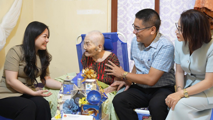 ĐẢNG ỦY – HĐND – UBND – UB MTTQ VIỆT NAM PHƯỜNG KIM LIÊN THĂM HỎI, TẶNG QUÀ GIA ĐÌNH CHÍNH SÁCH, NGƯỜI CÓ CÔNG VỚI CÁCH MẠNG NHÂN KỶ NIỆM 78 NĂM NGÀY THƯƠNG BINH – LIỆT SĨ