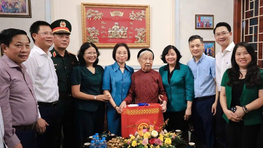 Bí thư Thành ủy Hà Nội thăm Bà Mẹ Việt Nam Anh hùng tại Phường Phú Thượng