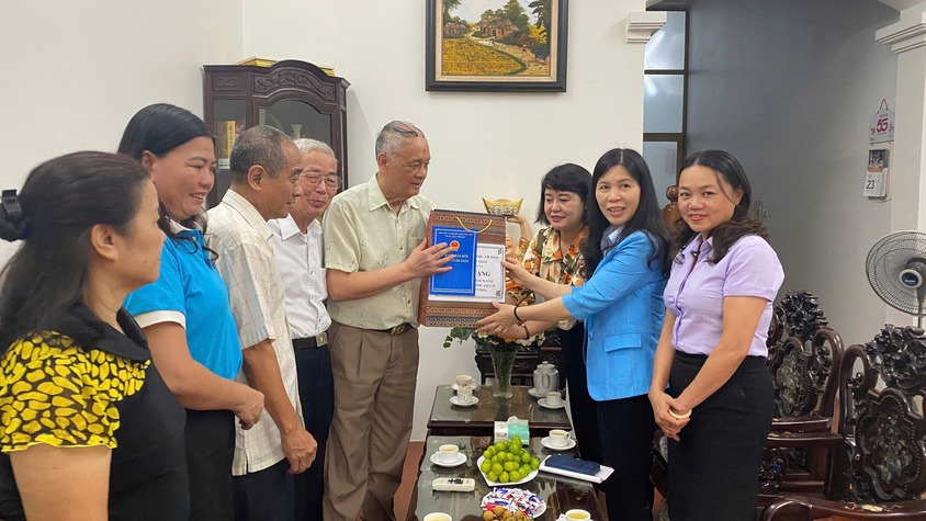 Lãnh đạo Đảng ủy - HĐND - UBND - Ủy ban MTTQ Việt Nam phường Cầu Giấy thăm, tặng quà các gia đình chính sách tiêu biểu trên địa bàn phường