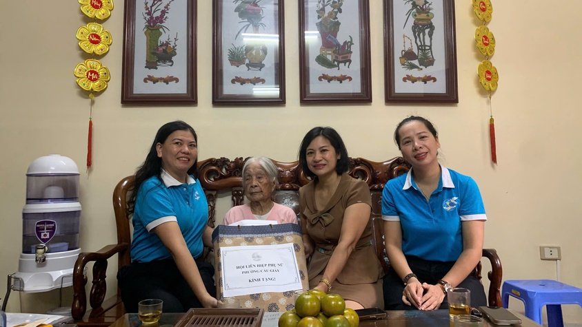 Hội Liên hiệp phụ nữ phường Cầu Giấy thăm, tặng quà Hội viên là gia đình chính sách, người có công