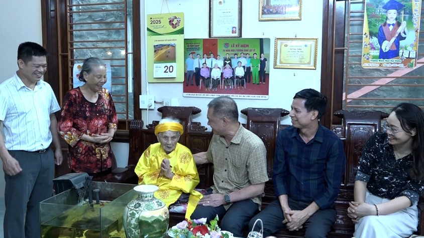 Chủ tịch UBND xã Mỹ Đức Nguyễn Quang Đường thăm và tặng quà mẹ Việt Nam anh hùng và thương binh, thân nhân liệt sĩ nhân dịp kỷ niệm 78 năm Ngày Thương binh liệt sĩ