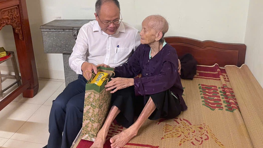 Các đồng chí lãnh đạo xã thăm, tặng quà các gia đình chính sách