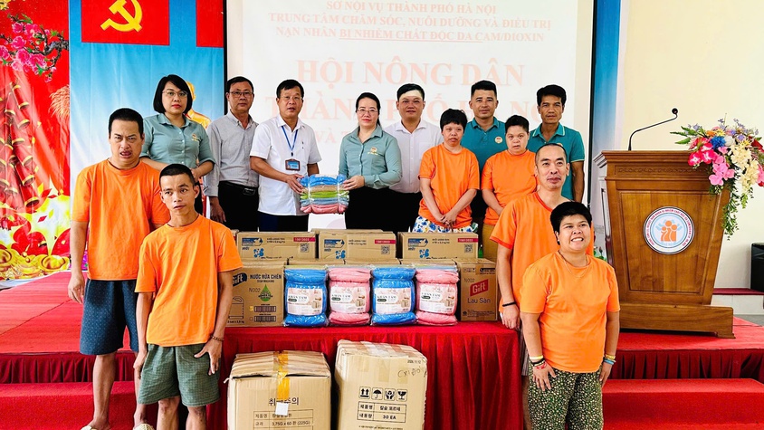Hội Nông dân thành phố Hà Nội, hội Nông dân xã Yên Bài đã tới thăm hỏi, động viên và tặng quà cho các gia đình chính sách và các nạn nhân tại trung tâm chăm sóc, nuôi dưỡng và điều trị nạn nhân bị nhiễm chất độc dacam/dioxin