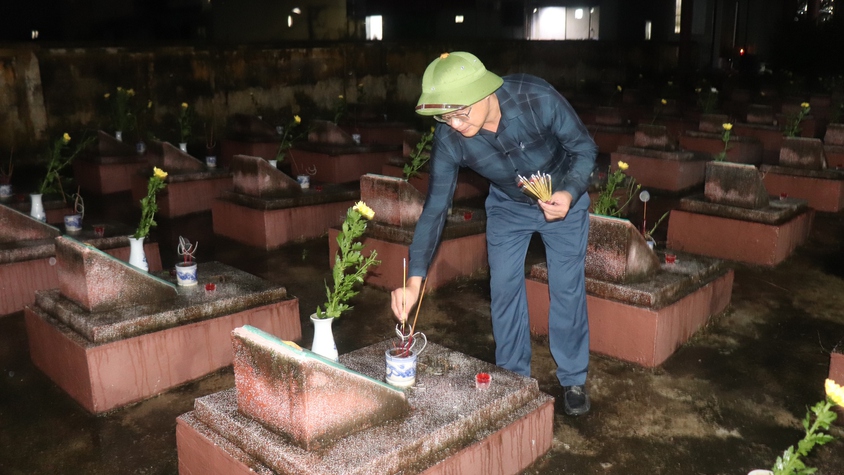 Cơn mưa lớn không ngăn được bước chân người dân thắp nến tri ân các Anh hùng liệt sĩ