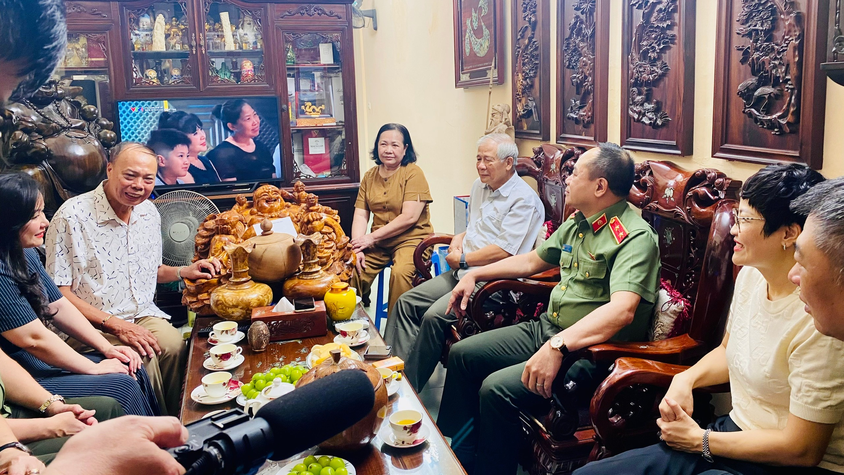 LÃNH ĐẠO CÔNG AN THÀNH PHỐ HÀ NỘI VÀ LÃNH ĐẠO PHƯỜNG KIM LIÊN THĂM HỎI THƯƠNG BINH NGUYỄN NGỌC NĂM NHÂN KỶ NIỆM 78 NĂM NGÀY THƯƠNG BINH – LIỆT SĨ