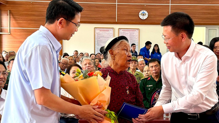 Phường Phú Thượng tặng quà tri ân các gia đình thương binh, liệt sĩ