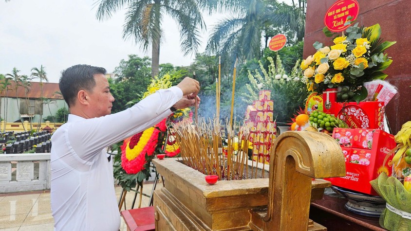 PHƯỜNG HOÀNG MAI TỔ CHỨC TRANG TRỌNG LỄ 
DÂNG HƯƠNG TẠI NGHĨA TRANG LIỆT SĨ