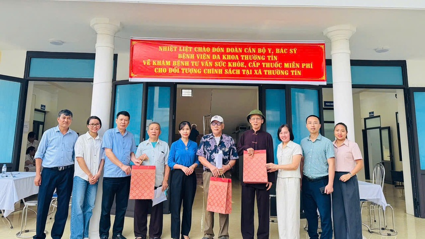 Khám bệnh, chăm sóc sức khỏe, cấp phát thuốc miễn phí cho 107 đối tượng chính sách tại xã Thường Tín