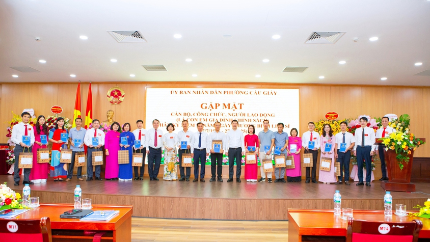 UBND phường Cầu Giấy tổ chức gặp mặt, tặng quà cán bộ, công chức, người lao động là con em gia đình chính sách nhân dịp kỷ niệm 78 năm Ngày Thương binh - Liệt sỹ