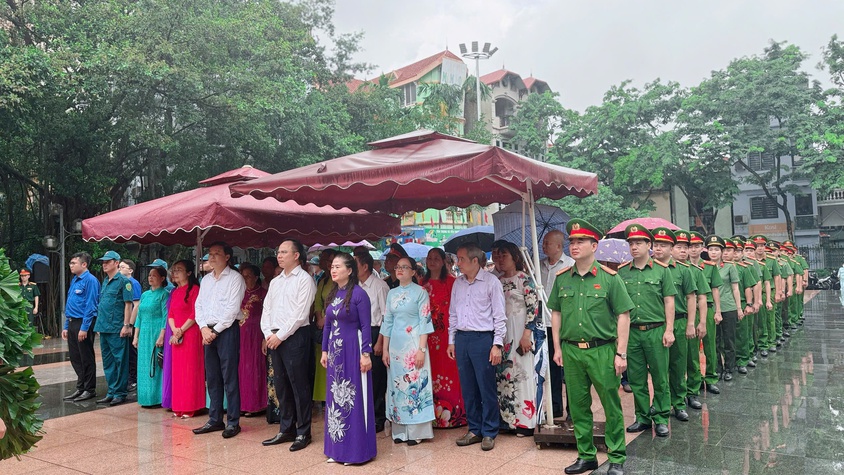 Phường Tương Mai tổ chức lễ dâng hương, đặt vòng hoa tưởng nhớ các anh hùng liệt sĩ nhân kỷ niệm 78 năm ngày Thương binh liệt sỹ (27/7/1947-27/7/2025) 