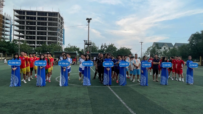 Tưng bừng khai mạc giải bóng đá thanh niên chào mừng Đại hội Đảng bộ xã Tiến Thắng lần thứ I
