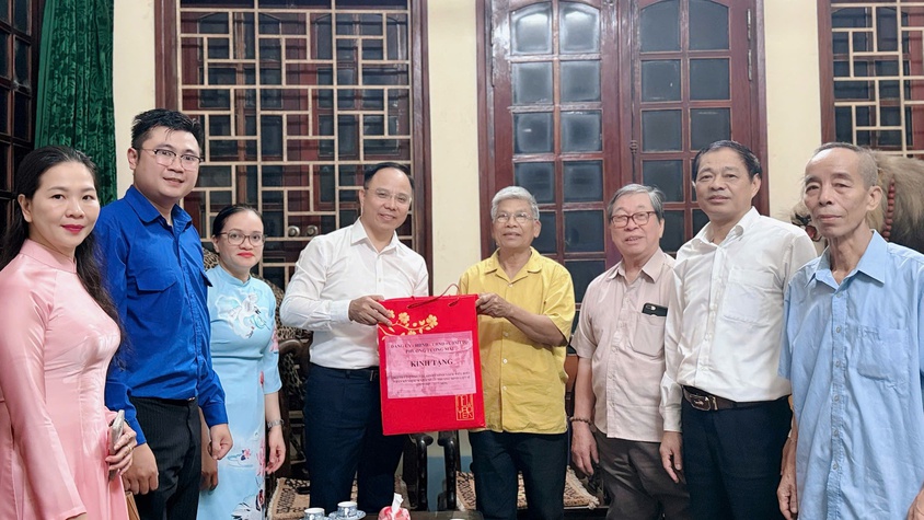 Phường Tương Mai tổ chức thăm hỏi, tặng quà Người có công và gia đình chính sách nhân kỷ niệm 78 năm ngày Thương binh - Liệt sĩ 27/7/2947-27/7/2025