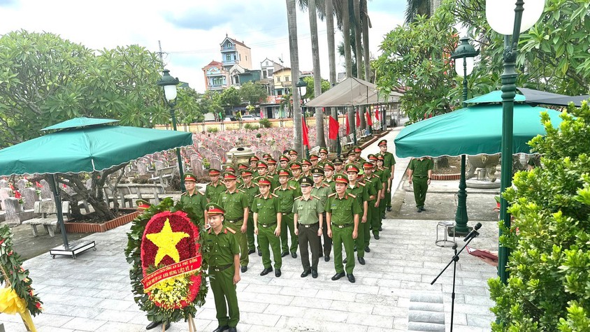Công an xã Phù Đổng tổ chức dâng hương và thăm hỏi các gia đình thương binh, thân nhân Liệt sĩ nhân kỷ niệm 78 năm ngày Thương binh- Liệt sĩ 