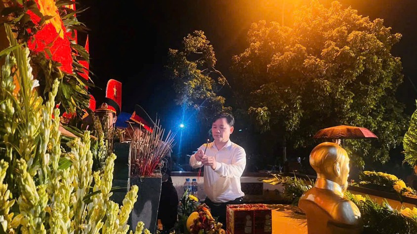 UBND xã Liên Minh thắp nến tri ân tưởng nhớ các Anh hùng liệt sĩ
