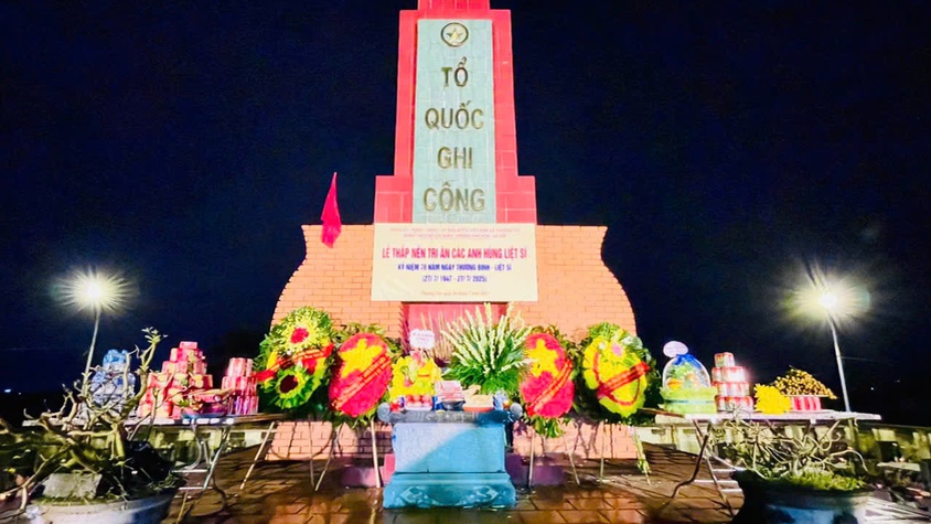 Xã Thường Tín đồng loạt tổ chức Lễ thắp nến tri ân và Lễ cầu siêu tại 8 điểm nghĩa trang liệt sĩ.