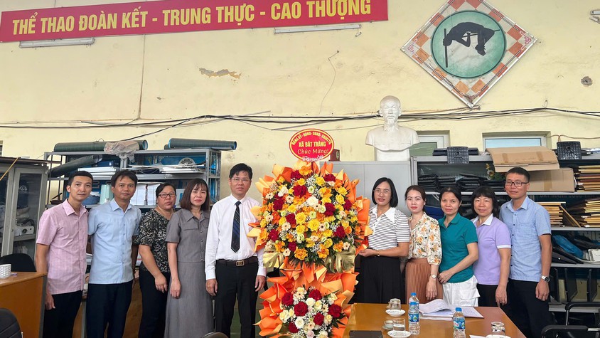 Chi bộ trường THPT Nguyễn Văn Cừ góp ý Dự thảo các văn kiện Đại hội đại biểu toàn quốc lần thứ XIV của Đảng và Dự thảo văn kiện Đại hội đảng bộ xã Bát Tràng lần thứ I, nhiệm kỳ 2025-2030