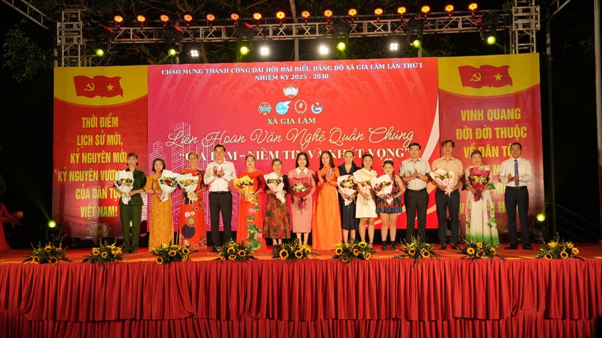 Sôi nổi đêm liên hoan văn nghệ quần chúng “Gia Lâm – Niềm tin và Khát vọng” chào mừng thành công Đại hội Đảng bộ xã Gia Lâm lần thứ I