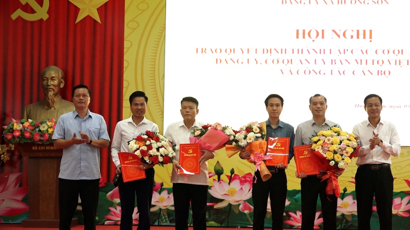 Đảng ủy xã Hương Sơn trao quyết định thành lập các cơ quan giúp việc Đảng ủy