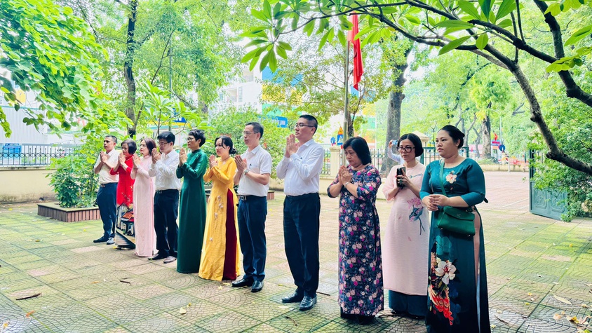LÃNH ĐẠO PHƯỜNG KIM LIÊN TỔ CHỨC DÂNG HƯƠNG, DÂNG HOA TẠI CÁC ĐỊA CHỈ ĐỎ TRÊN ĐỊA BÀN