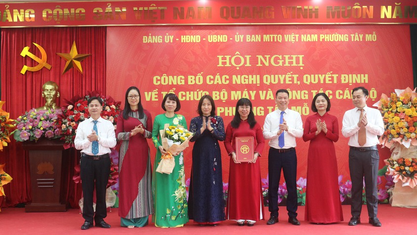PHƯỜNG TÂY MỖ TỔ CHỨC LỄ CÔNG BỐ CÁC NGHỊ QUYẾT, QUYẾT ĐỊNH VỀ TỔ CHỨC BỘ MÁY VÀ CÔNG TÁC CÁN BỘ