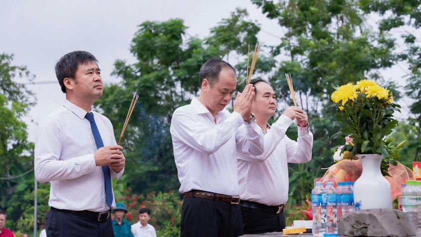 ĐẢNG UỶ-HĐND-UBND-UBMTTQ VIỆT NAM XÃ KIM ANH DÂNG HƯƠNG TƯỞNG NIỆM CÁC ANH HÙNG LIỆT SĨ