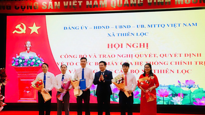 Hội nghị công bố và trao các Nghị quyết, Quyết định về tổ chức bộ máy và công tác cán bộ của xã Thiên Lộc
