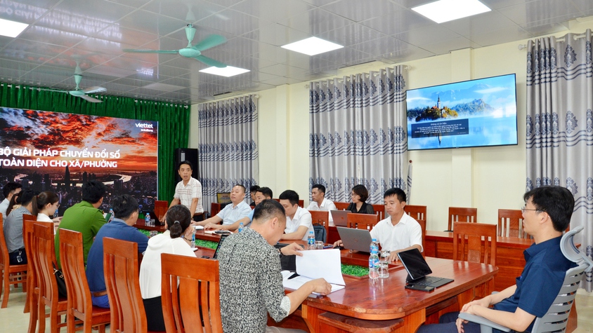 Lãnh đạo phường Tùng Thiện làm việc với Tập đoàn Viettel về công tác chuyển đổi số 