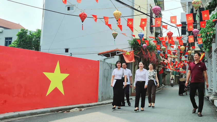 Xã Quốc Oai kiểm tra, chấm điểm cuộc thi “Giữ gìn thôn sáng, xanh, sạch, đẹp, an toàn” tháng 7/2025