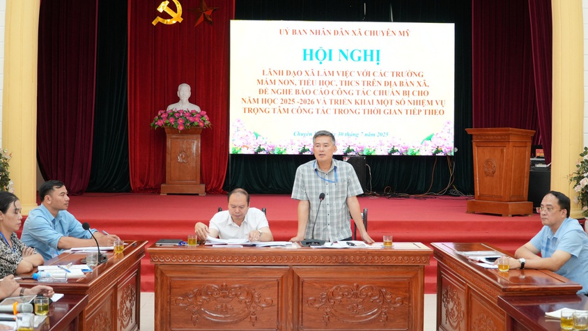 Lãnh đạo xã làm việc với các trường học trên địa bàn để nghe báo cáo công tác chuẩn bị cho năm học mới 2025-2026