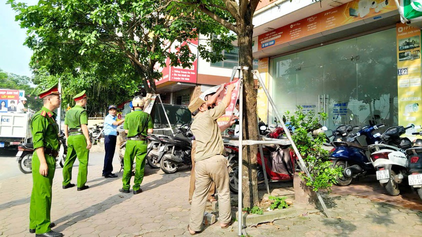 Xã Quốc Oai ra quân xử lý vi phạm trật tự đô thị, lập lại “đường thông, hè thoáng”