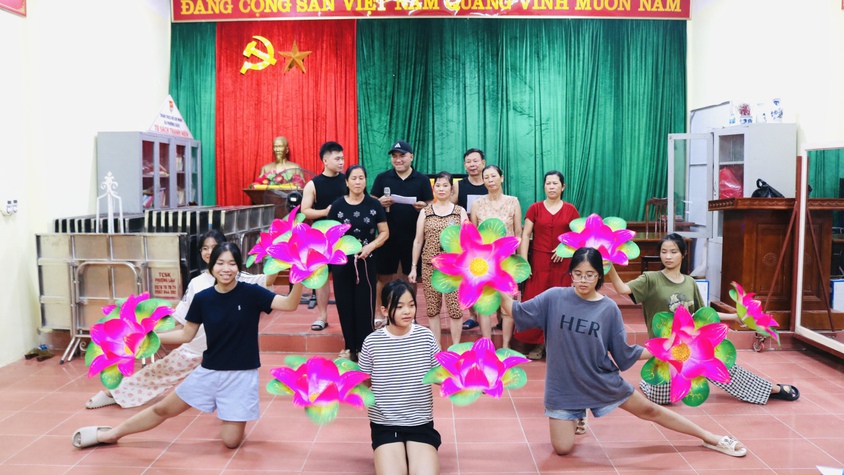 Lãnh đạo Trung tâm VHTT&TT xã kiểm tra công tác tập luyện chuẩn bị tham gia Liên hoan Nghệ thuật quần chúng xã Quốc Oai lần thứ I năm 2025