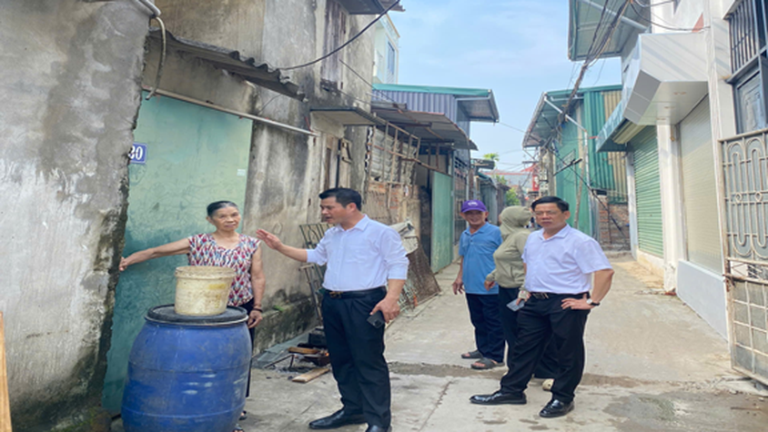 Lãnh đạo UBND xã Hát Môn kiểm tra công tác phòng chống dịch sốt xuất huyết trên địa bàn thôn Hiệp Thuận
